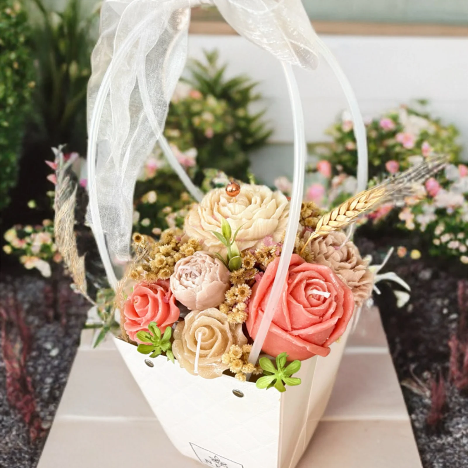 Bouquet floral rosado NEUS en contenedor blanco